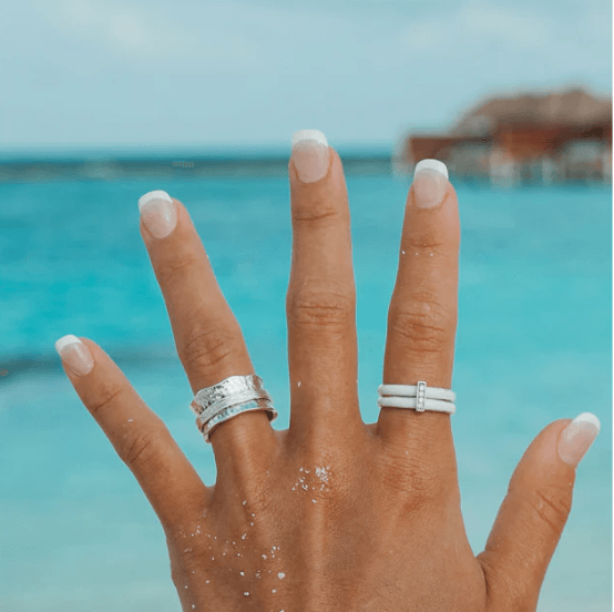 Sterling Silver Anxiety Ring with scalloped edges and single spinning band, displayed with complimentary MeditationRings Tin and Travel Pouch